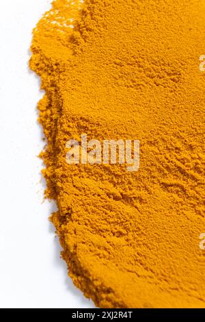 Racine de curcuma au sol, poudre macro, vue de dessus. Banque D'Images