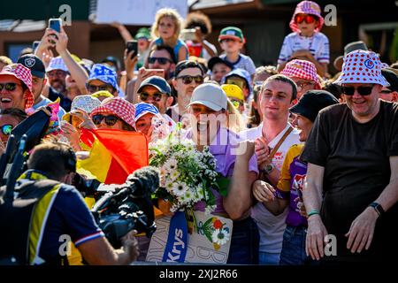 Nîmes, France. 16 juillet 2024. Les fans sont vus lors de l'étape 16 du Tour de France 2024, de Gruissan à Nîmes (188, 6 km), le mardi 16 juillet 2024. La 111ème édition du Tour de France débute le samedi 29 juin et se termine à Nice le 21 juillet. BELGA PHOTO TOM GOYVAERTS crédit : Belga News Agency/Alamy Live News Banque D'Images