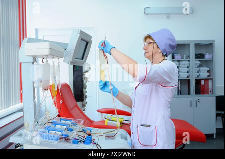 À la station de transfusion sanguine de la ville (municipale). Séparateur d'appareil de préparation d'infirmière pour transfusion sanguine. 5 avril 2019. Kiev, Ukraine Banque D'Images