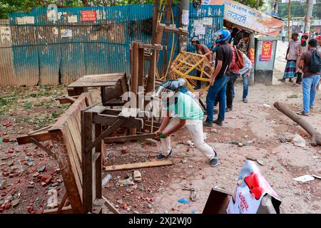 Dhaka, Bangladesh. 16 juillet 2024. Affrontements entre manifestants du quota et militants de la Bangladesh Chhatra League (BCL) à Dhaka, Bangladesh, le 16 juillet 2024. La police rapporte qu'au moins six personnes ont été tuées et des douzaines blessées le 16 juillet lors d'affrontements lors de manifestations nationales réclamant l'abolition des quotas dans les emplois gouvernementaux. La protestation des étudiants se poursuit sous la bannière du mouvement étudiant anti-discrimination. (Crédit image : © Suvra Kanti Das/ZUMA Press Wire) USAGE ÉDITORIAL SEULEMENT! Non destiné à UN USAGE commercial ! Banque D'Images