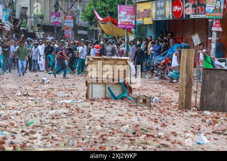 Dhaka, Bangladesh. 16 juillet 2024. Affrontements entre manifestants du quota et militants de la Bangladesh Chhatra League (BCL) à Dhaka, Bangladesh, le 16 juillet 2024. La police rapporte qu'au moins six personnes ont été tuées et des douzaines blessées le 16 juillet lors d'affrontements lors de manifestations nationales réclamant l'abolition des quotas dans les emplois gouvernementaux. La protestation des étudiants se poursuit sous la bannière du mouvement étudiant anti-discrimination. (Crédit image : © Suvra Kanti Das/ZUMA Press Wire) USAGE ÉDITORIAL SEULEMENT! Non destiné à UN USAGE commercial ! Banque D'Images