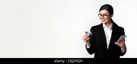 Femme d'affaires utilisant la carte de crédit et smartphone Banque D'Images