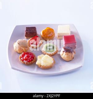 Assortiment de petits fours sucrés Banque D'Images