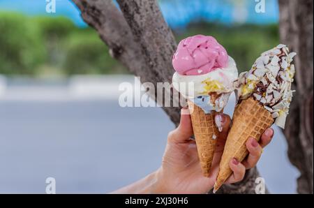 Cônes de crème glacée fondus. Banque D'Images
