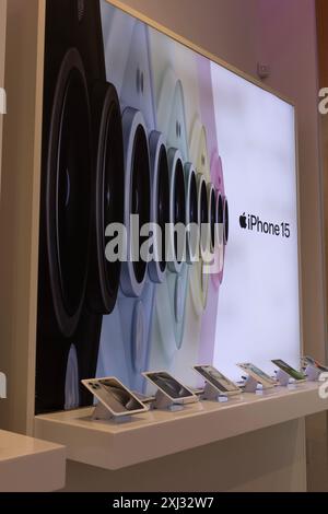 Windsor, ont - 12 juillet 2024 : Apple iPhone 15 présentoir dans un magasin de téléphonie cellulaire. Apple propose l'iPhone 15 en base, Pro ou 15 Pro Max. Banque D'Images