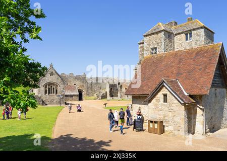 Château de Carisbrooke Île de Wight - les gens dans le parc du château le Grand Hall et le musée Carisbrooke Newport Île de Wight Angleterre Royaume-Uni GB Europe Banque D'Images