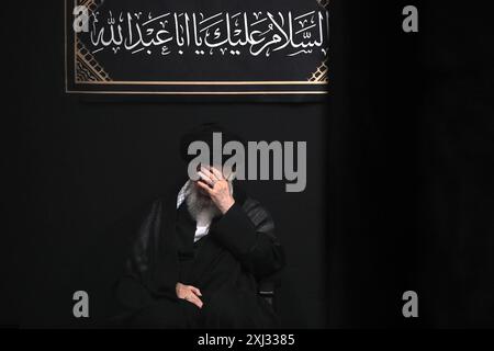 Téhéran, Iran. 16 juillet 2024. Le Guide suprême iranien, l'ayatollah ALI KHAMENEI, pleure pendant le rituel Ashoura, commémorant le martyre du VIIe siècle du petit-fils du prophète Mahomet, Hussein ibn Ali, dans la bataille de Karbala dans l'Irak actuel, à la Hussainiyah de l'Imam Khomeini à Téhéran. Les chiites représentent plus de 10% des 1,8 milliards de musulmans dans le monde et considèrent Hussein comme le successeur légitime du prophète Mahomet. (Image de crédit : © Bureau du leader suprême iranien via ZUMA Press Wire) USAGE ÉDITORIAL SEULEMENT! Non destiné à UN USAGE commercial ! Banque D'Images