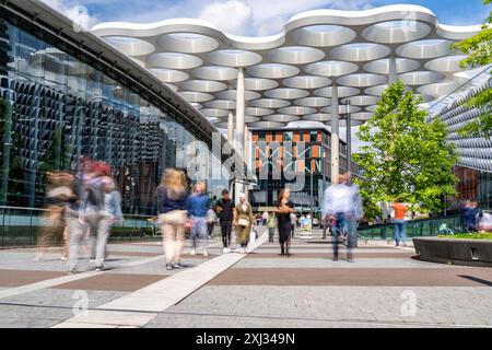 Parvis de gare de la gare centrale d'Utrecht, les gens en route vers et depuis la gare, pays-Bas Banque D'Images