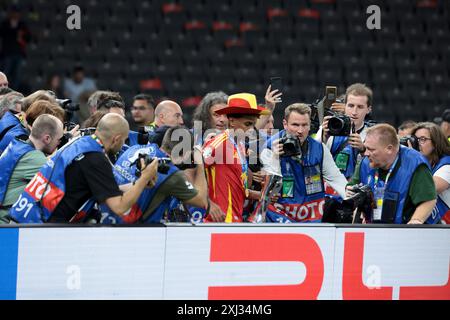 Berlin, Allemagne. 15 juillet 2024. Lamine Yamal d'Espagne parmi les photographes après le match de football de la finale de l'Euro 2024 de l'UEFA entre l'Espagne et l'Angleterre le 14 juillet 2024 à l'Olympiastadion de Berlin, Allemagne - photo Jean Catuffe/DPPI crédit : DPPI Media/Alamy Live News Banque D'Images