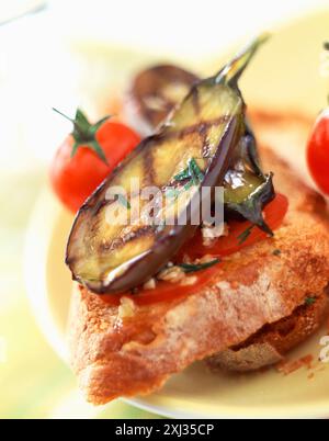 Tranches d'aubergines grillées sur pain de campagne Banque D'Images