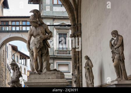 Florence, Italie -16 juin 2024 : vue de la Loggia Dei Lanzi (aussi appelée Loggia Della Signoria). La Loggia Dei Lanzi est Une magnifique galerie arquée Banque D'Images