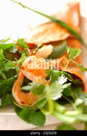 Crevettes méditerranéennes sautées aux herbes et harissa, crêpe épicée (thème : cuisson aux herbes) Banque D'Images