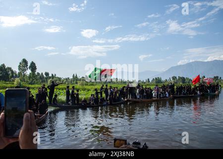 Srinagar, Inde. 16 juillet 2024. Les chiites du Cachemire en deuil se déplacent dans des bateaux pendant la procession dans les intérieurs du lac Dal à Srinagar le 9 de Mouharram, le premier et le plus Saint mois du calendrier islamique. Les musulmans chiites commémorent Mouharram comme un mois de deuil en souvenir du martyre du petit-fils du prophète islamique Mahomet, Imam Hussain, qui a été tué avec les membres de sa famille à Ashura (le 10ème jour de Mouharram) dans la bataille de Karbala dans le sud de l'Irak en 680 après J.-C. crédit : SOPA images Limited/Alamy Live News Banque D'Images