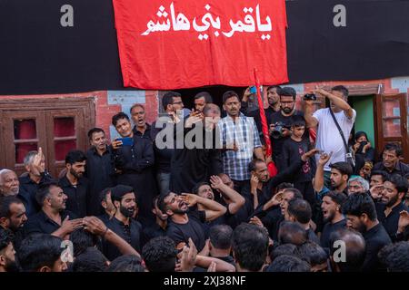 Srinagar, Inde. 16 juillet 2024. Les chiites du Cachemire en deuil élèvent des slogans religieux lors de la procession dans les intérieurs du lac Dal à Srinagar le 9 de Mouharram, le premier et le plus Saint mois du calendrier islamique. Les musulmans chiites commémorent Mouharram comme un mois de deuil en souvenir du martyre du petit-fils du prophète islamique Mahomet, Imam Hussain, qui a été tué avec les membres de sa famille à Ashura (le 10ème jour de Mouharram) dans la bataille de Karbala dans le sud de l'Irak en 680 après J.-C. crédit : SOPA images Limited/Alamy Live News Banque D'Images