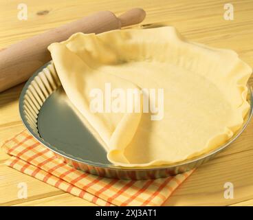 rouler la pâte dans une boîte à tarte (recette filmée : tarte gibaldipontine) Banque D'Images