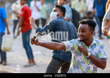 Dhaka, Bangladesh. 16 juillet 2024. Affrontements entre manifestants du quota et militants de la Bangladesh Chhatra League (BCL) à Dhaka, Bangladesh, le 16 juillet 2024. La police rapporte qu'au moins six personnes ont été tuées et des douzaines blessées le 16 juillet lors d'affrontements lors de manifestations nationales réclamant l'abolition des quotas dans les emplois gouvernementaux. La protestation des étudiants se poursuit sous la bannière du mouvement étudiant anti-discrimination. (Crédit image : © Suvra Kanti Das/ZUMA Press Wire) USAGE ÉDITORIAL SEULEMENT! Non destiné à UN USAGE commercial ! Banque D'Images