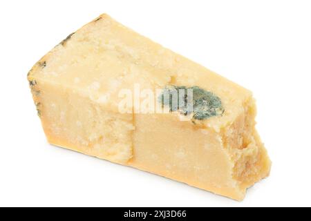 fromage parmesan moisi isolé sur fond blanc Banque D'Images