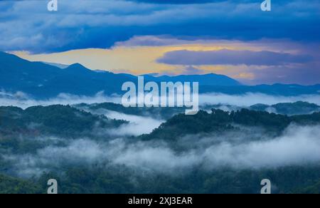 Brouillard tôt le matin sur Gatlinburg et les Smoky Mountains du Tennessee USA Banque D'Images