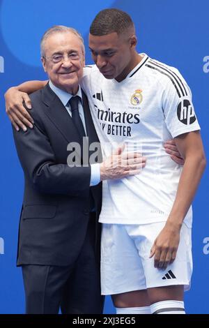 Madrid, Espagne. 16 juillet 2024. Le président du Real Madrid Florentino Perez et Kylian Mbappe lors de sa présentation en tant que nouveau joueur du Real Madrid CF le 16 juillet 2024 au stade Santiago Bernabeu de Madrid, Espagne - photo Laurent Lairys/ABACAPRESS. COM Credit : Abaca Press/Alamy Live News Banque D'Images