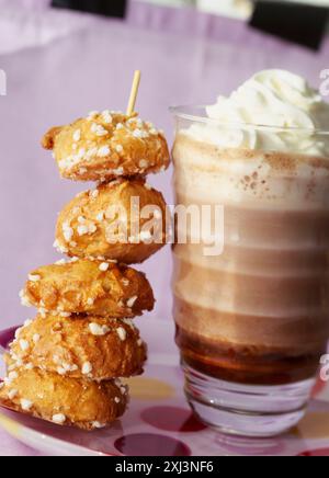 Suger-coated chou buns au chocolat milk shake Banque D'Images