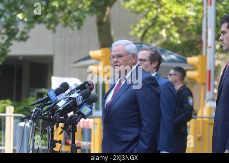 New York, États-Unis. 16 juillet 2024. Le sénateur Robert Menendez s’est exprimé devant le tribunal SDNY après que lui et deux co-accusés aient été condamnés pour corruption en Égypte et au Qatar. Credit : Matthew Russell Lee/Alamy Live News Banque D'Images