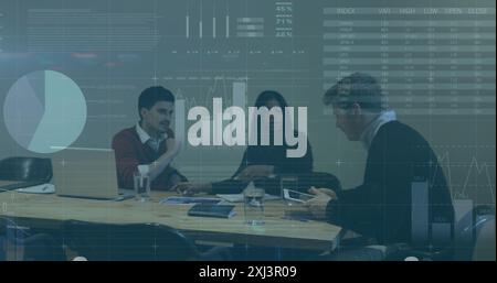 Image de l'interface infographique sur divers collègues discutant des rapports au bureau. Composite numérique, exposition multiple, rapport, entreprise, global, te Banque D'Images