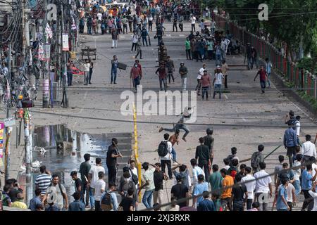 Dhaka, Dhaka, BANGLADESH. 16 juillet 2024. Bangladesh Chhatra League, l'aile étudiante du parti au pouvoir Bangladesh Awami League, et des manifestants anti-quotas s'engagent dans un affrontement à Dhaka, au Bangladesh. Au moins cinq manifestants ont été tués lors de violents affrontements entre des groupes étudiants rivaux à propos de quotas pour les emplois convoités du gouvernement. (Crédit image : © Fatima-Tuj Johora/ZUMA Press Wire) USAGE ÉDITORIAL SEULEMENT! Non destiné à UN USAGE commercial ! Banque D'Images