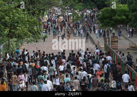 Dhaka, Dhaka, BANGLADESH. 16 juillet 2024. Bangladesh Chhatra League, l'aile étudiante du parti au pouvoir Bangladesh Awami League, et des manifestants anti-quotas s'engagent dans un affrontement à Dhaka, au Bangladesh. Au moins cinq manifestants ont été tués lors de violents affrontements entre des groupes étudiants rivaux à propos de quotas pour les emplois convoités du gouvernement. (Crédit image : © Fatima-Tuj Johora/ZUMA Press Wire) USAGE ÉDITORIAL SEULEMENT! Non destiné à UN USAGE commercial ! Banque D'Images