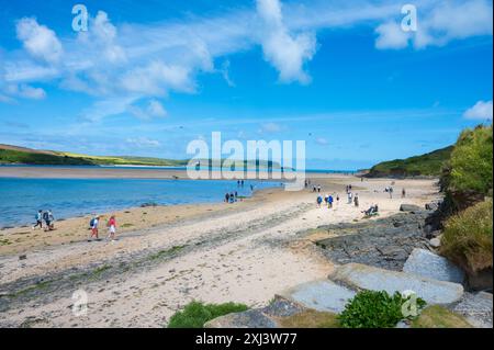 Les gens marchent sur la plage de sable sur l'estuaire de Camel lors d'une journée d'été ensoleillée Rock Cornwall Angleterre Royaume-Uni Banque D'Images