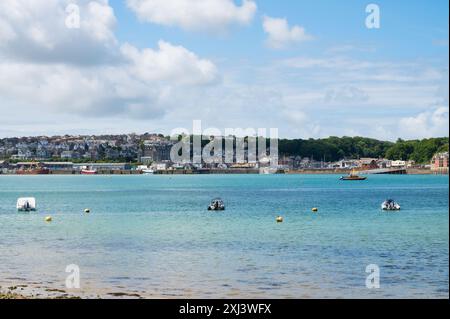 Vue de Rock à travers l'estuaire de la rivière Camel vers Padstow et son port Cornwall Angleterre Royaume-Uni Banque D'Images