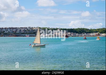 Vue de Rock à travers l'estuaire de la rivière Camel vers Padstow et son port Cornwall Angleterre Royaume-Uni Banque D'Images