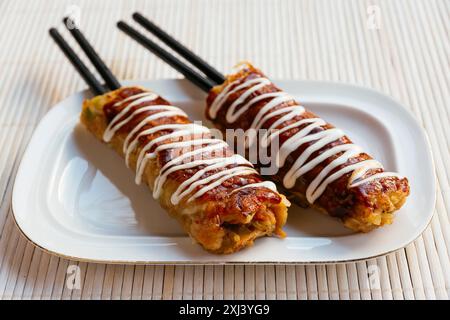 Hashimaki, Japonais salé crêpes chou sur baguettes Banque D'Images