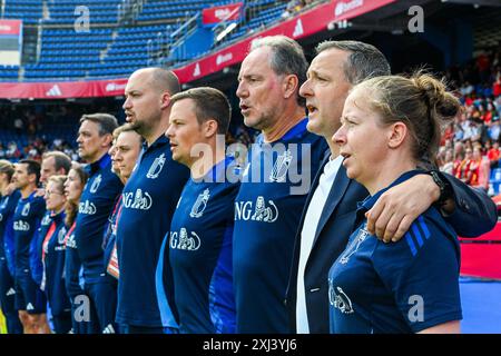 La Corogne, Espagne. 16 juillet 2024. Le personnel belge avant un match de football entre les équipes nationales féminines d'Espagne et de Belgique, a appelé les flammes rouges lors de la sixième journée du Groupe A2 dans la phase de championnat des qualifications européennes féminines de l'UEFA 2023-24, le mardi 16 juillet 2024 à la Corogne, Espagne . Crédit : Sportpix/Alamy Live News Banque D'Images