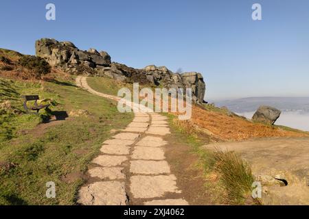 Sentier menant aux célèbres rochers de vache et de veau, sur Ilkley Moor, West Yorkshire Banque D'Images