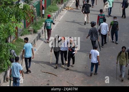 Dhaka, Dhaka, BANGLADESH. 16 juillet 2024. Bangladesh Chhatra League, l'aile étudiante du parti au pouvoir Bangladesh Awami League, et des manifestants anti-quotas s'engagent dans un affrontement à Dhaka, au Bangladesh. Au moins cinq manifestants ont été tués lors de violents affrontements entre des groupes étudiants rivaux à propos de quotas pour les emplois convoités du gouvernement. (Crédit image : © Fatima-Tuj Johora/ZUMA Press Wire) USAGE ÉDITORIAL SEULEMENT! Non destiné à UN USAGE commercial ! Banque D'Images