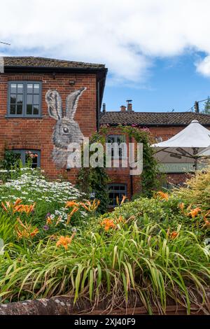 Watership Down Inn dans le village de Freefolk, Hampshire, Angleterre, Royaume-Uni, un pub nommé d'après le livre sur les lapins par Richard Adams Banque D'Images