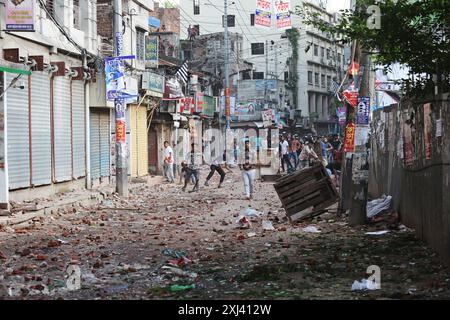 Dhaka, Bangladesh. 16 juillet 2024. Les manifestants anti-quotas et les étudiants soutenant le parti au pouvoir, la Ligue Awami, affrontement à Dhaka, au Bangladesh, le 16 juillet 2024. Au moins cinq manifestants ont été tués au Bangladesh, lors de violents affrontements entre des groupes étudiants rivaux à propos de quotas pour les emplois convoités du gouvernement, a déclaré la police, un jour après que plus de 400 autres ont été blessés. Photo Habibur Rahman/ABACAPRESS. COM Credit : Abaca Press/Alamy Live News Banque D'Images