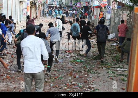 Dhaka, Bangladesh. 16 juillet 2024. Les manifestants anti-quotas et les étudiants soutenant le parti au pouvoir, la Ligue Awami, affrontement à Dhaka, au Bangladesh, le 16 juillet 2024. Au moins cinq manifestants ont été tués au Bangladesh, lors de violents affrontements entre des groupes étudiants rivaux à propos de quotas pour les emplois convoités du gouvernement, a déclaré la police, un jour après que plus de 400 autres ont été blessés. Photo Habibur Rahman/ABACAPRESS. COM Credit : Abaca Press/Alamy Live News Banque D'Images