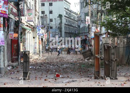 Dhaka, Bangladesh. 16 juillet 2024. Les manifestants anti-quotas et les étudiants soutenant le parti au pouvoir, la Ligue Awami, affrontement à Dhaka, au Bangladesh, le 16 juillet 2024. Au moins cinq manifestants ont été tués au Bangladesh, lors de violents affrontements entre des groupes étudiants rivaux à propos de quotas pour les emplois convoités du gouvernement, a déclaré la police, un jour après que plus de 400 autres ont été blessés. Photo Habibur Rahman/ABACAPRESS. COM Credit : Abaca Press/Alamy Live News Banque D'Images