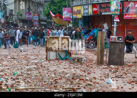 Les manifestants de quota affrontent des militants de la Bangladesh Chhatra League (BCL) à Dhaka, au Bangladesh. 16 juillet 2024. La police rapporte qu'au moins six personnes ont été tuées et des douzaines blessées le 16 juillet lors d'affrontements lors de manifestations nationales réclamant l'abolition des quotas dans les emplois gouvernementaux. La protestation des étudiants se poursuit sous la bannière du mouvement étudiant anti-discrimination. Photo de Suvra Kanti Das/ABACAPRESS. COM Credit : Abaca Press/Alamy Live News Banque D'Images