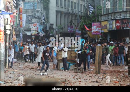 Dhaka, Bangladesh. 16 juillet 2024. Les manifestants anti-quotas et les étudiants soutenant le parti au pouvoir, la Ligue Awami, affrontement à Dhaka, au Bangladesh, le 16 juillet 2024. Au moins cinq manifestants ont été tués au Bangladesh, lors de violents affrontements entre des groupes étudiants rivaux à propos de quotas pour les emplois convoités du gouvernement, a déclaré la police, un jour après que plus de 400 autres ont été blessés. Photo Habibur Rahman/ABACAPRESS. COM Credit : Abaca Press/Alamy Live News Banque D'Images