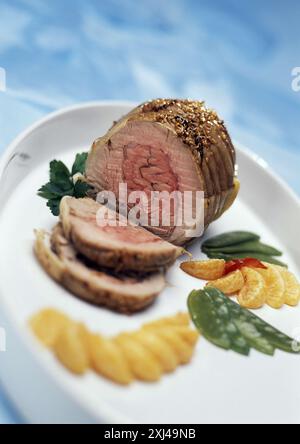 Épaule d'agneau roulée avec des graines de sésame Banque D'Images