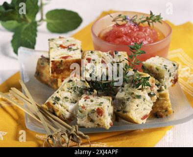 Courgette, feta et frittata de tomates séchées Banque D'Images