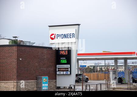 Signe de Pioneer Energy LP vu dans sa station-service. Pioneer est un détaillant de gaz et exploitant de dépanneurs, avec des succursales en Ontario, au Canada Banque D'Images