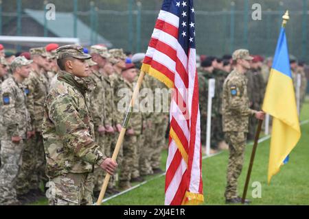 Yavoriv, Ukraine - 20 septembre 2021 : des soldats AMÉRICAINS et ukrainiens participent à la cérémonie d'ouverture de l'exercice militaire international « Rapid Trident-2021 » Banque D'Images