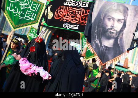 Karbala, Irak. 16 juillet 2024. Les musulmans chiites irakiens participent à une procession religieuse le jour de l'Achoura, le dixième jour du mois de Mouharram. Mouharram est considéré comme un mois de deuil et de souvenir pour les musulmans chiites du monde entier, au cours duquel ils commémorent le martyre du petit-fils du prophète islamique Mahomet Husayn ibn Ali, tué lors de la bataille de Karbala au VIIe siècle. Crédit : Ameer Al-Mohammedawi/dpa/Alamy Live News Banque D'Images