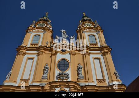La façade de l'abbaye de Melk, dans le village de Melk, Autriche Banque D'Images