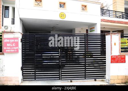 Patna, Inde. 16 juillet 2024. PATNA, INDE - 16 JUILLET : la police à la résidence de Bihar MLC Ghulab Yadav après une descente de l'ED (Direction de l'exécution) sur une affaire de blanchisserie d'argent à MLC Flats le 16 juillet 2024 à Patna, en Inde. (Photo de Santosh Kumar/Hindustan Times/Sipa USA) crédit : Sipa USA/Alamy Live News Banque D'Images