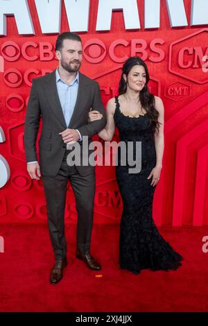 La chanteuse SAM HUNT et sa femme HANNAH HUNT marchent sur le tapis rouge et posent pour des photographies avant le spectacle des CMT Music Awards au Moody Center d'Austin le 6 avril 2024. Banque D'Images