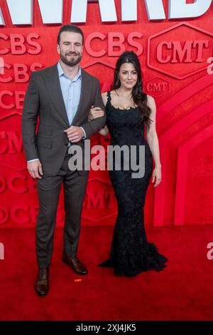 La chanteuse SAM HUNT et sa femme HANNAH HUNT marchent sur le tapis rouge et posent pour des photographies avant le spectacle des CMT Music Awards au Moody Center d'Austin le 6 avril 2024. Banque D'Images